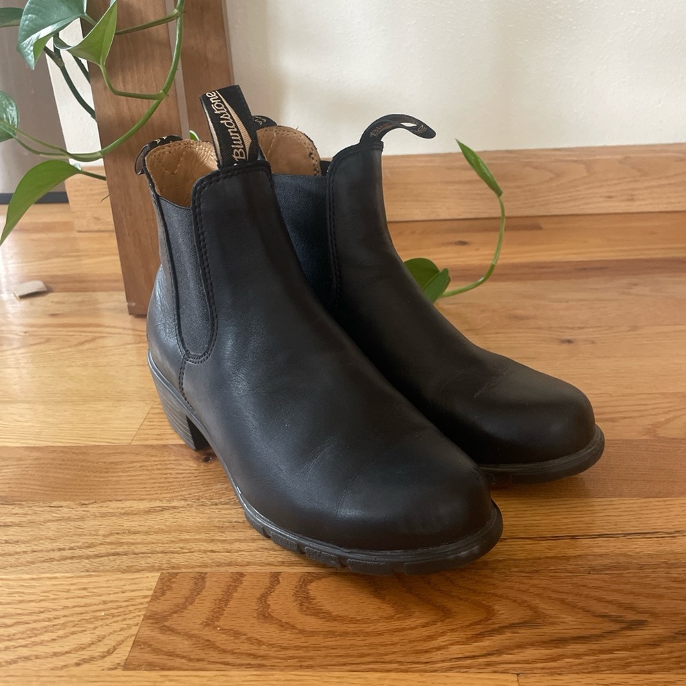Blundstone Classic Black Heeled Chelsea Boots